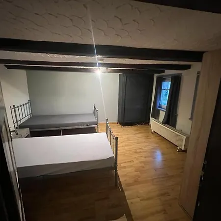 Mit 2 Schlafzimmern 4 Einzelbetten *